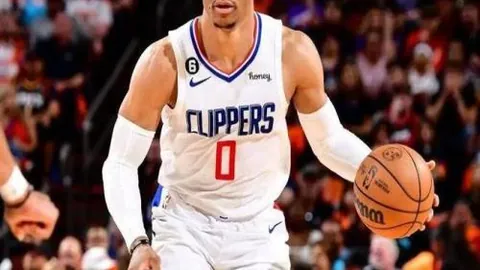 詹姆斯与戴维斯空中接力，篮下双臂扣篮震撼NBA赛场